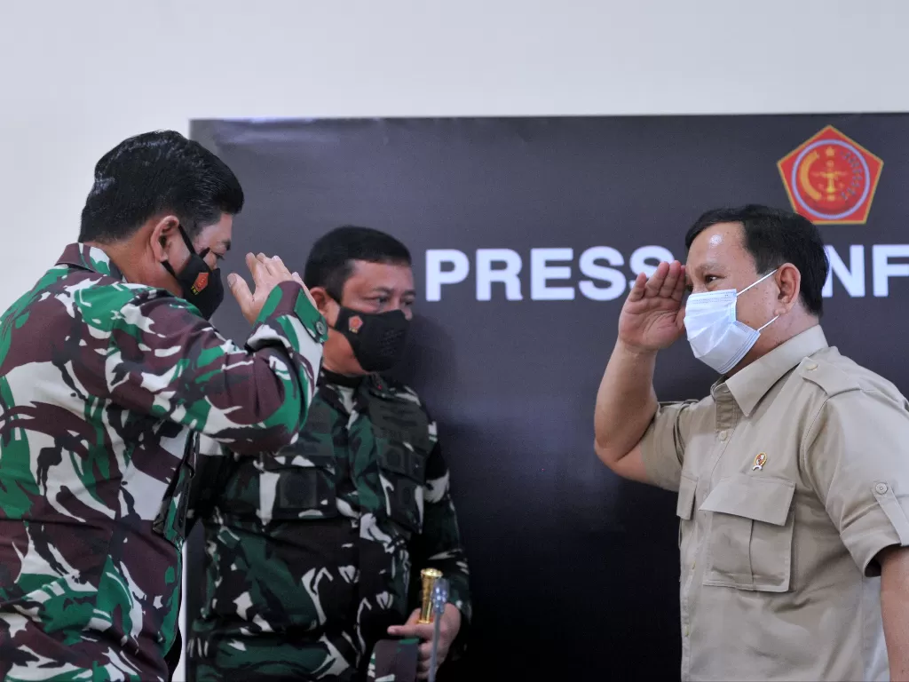 Panglima TNI Marsekal TNI Hadi Tjahjanto (kiri) memberikan hormat kepada Menteri Pertahanan Prabowo Subianto (kanan) usai memberikan keterangan terkait KRI Nanggala 402 yang mengalami hilang kontak. (Foto: ANTARA FOTO/Fikri Yusuf)