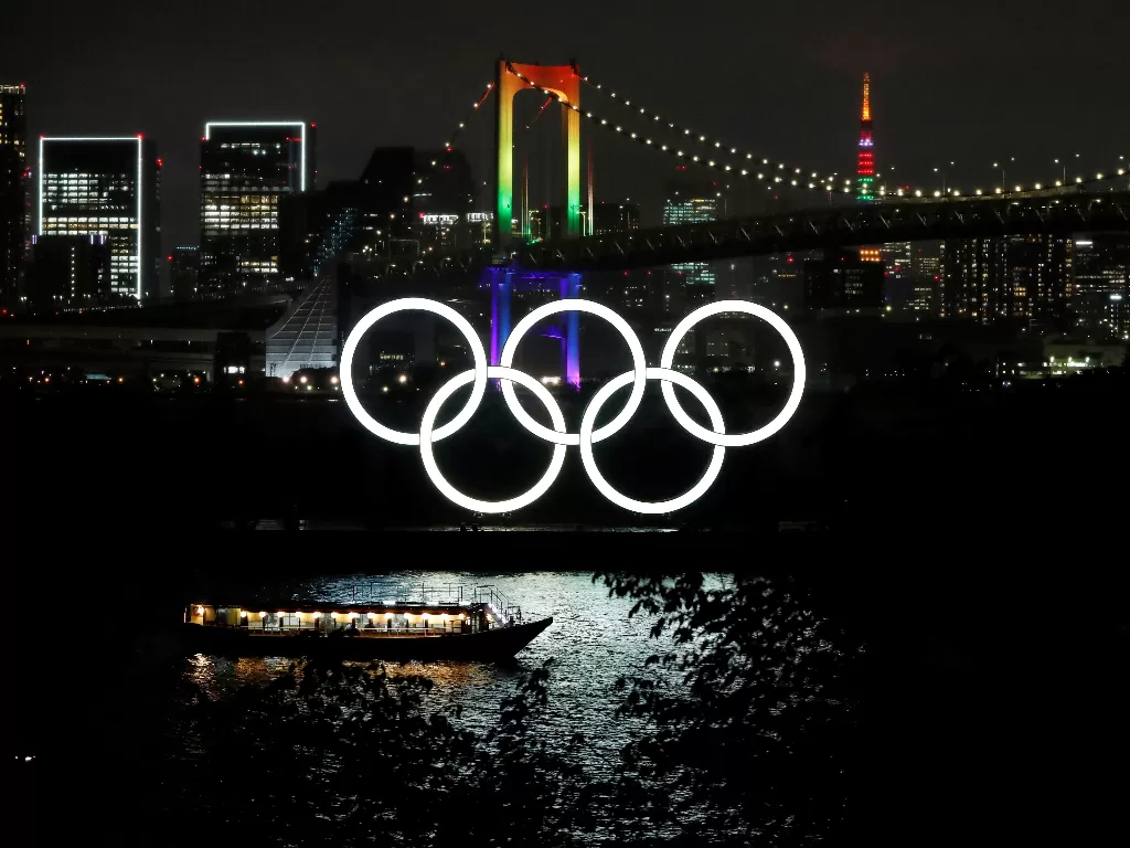 Jembatan Pelangi dihiasi lambang Olimpiade pada perayaan 100 hari menjelang Olimpiade Tokyo 2020 di Tokyo, Jepang, Rabu (14/4/2021). (FOTO/REUTERS/Issei Kato/wsj.)