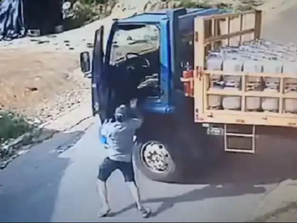Seorang pria menyelamatkan truk berisi gas yang hilang kendali. (Photo/YouTube/ViralHog)]