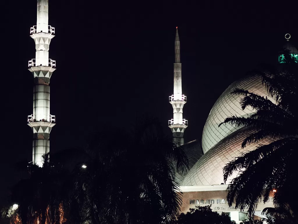 Masjid di malam hari (Pexels/Afta Putta Gunawan).