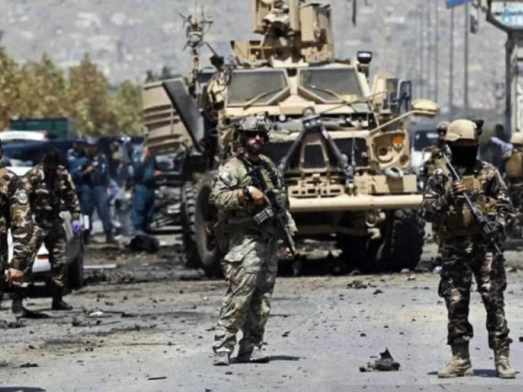 Pasukan NATO tiba di lokasi serangan bom mobil di Kabul, Afghanistan, Minggu (10/8/2014). (REUTERS/Omar Sobha)