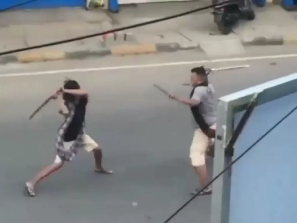 Dua orang pria berkelahi di jalanan menggunakan senjata tajam (Ist)