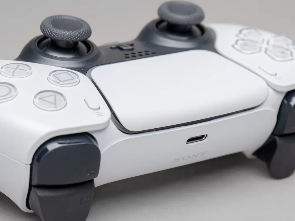 Tampilan controller DualSense dari PlayStation 5 (photo/Unsplash/Krzysztof Hepner)