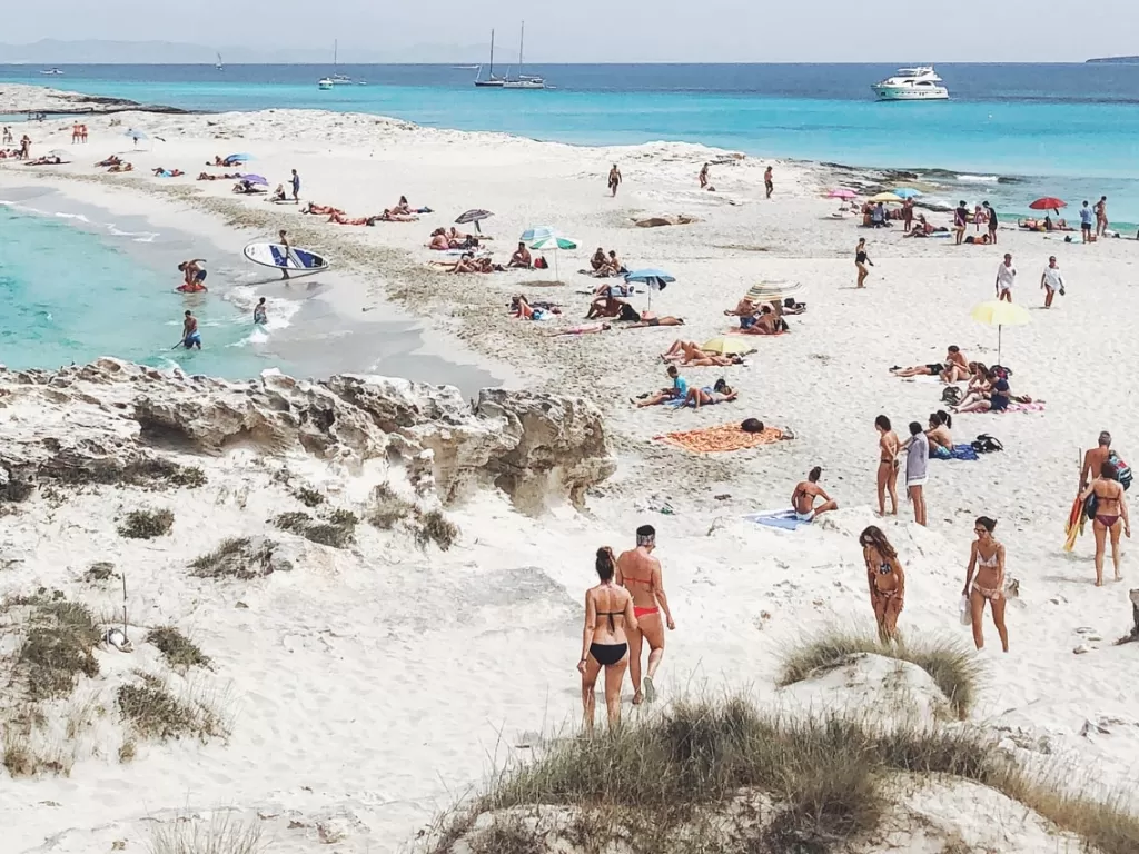Pantai di Spanyol wajibkan pengunjung untuk memakai masker. (Photo/Ilustrasi/Unsplash)