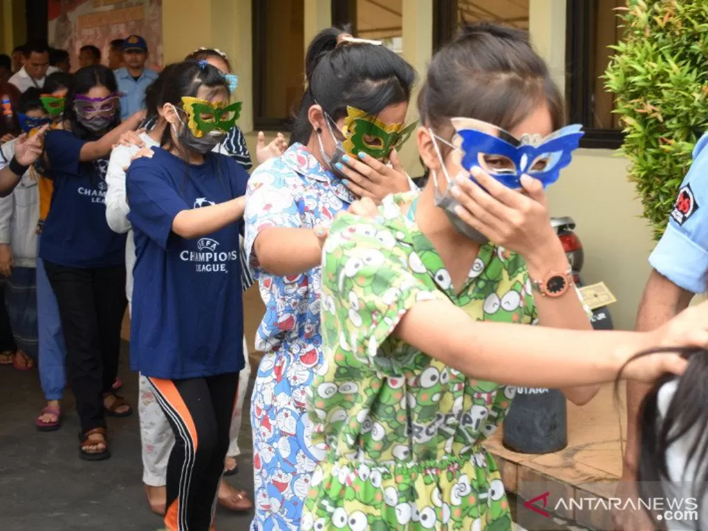 Anak-anak korban kasus prostitusi atau eksploitasi seksual anak di bawah umur saat jumpa pers di Mapolres Jakarta Utara, Senin (10/2/2020). ANTARA/Fauzi Lamboka/am.