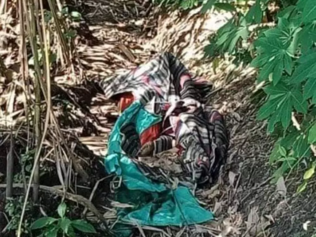 Wanita korban pembunuhan di Malang dibungkus karpet. (Ist)