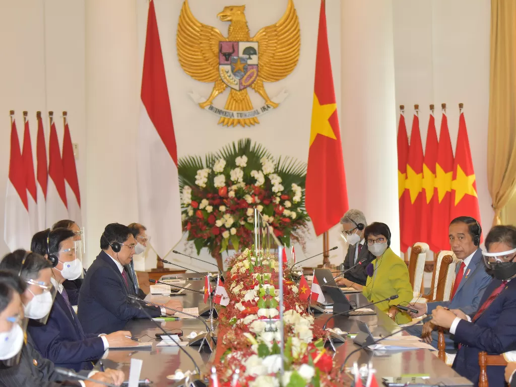 Presiden Joko Widodo (kanan) melakukan pertemuan bilateral dengan Perdana Menteri (PM) Vietnam Pham Minh Chinh (kiri) di Istana Kepresidenan Bogor, Jawa Barat, Jumat (23/4/2021). (photo/ANTARA FOTO/Setpres/Agus Suparto)