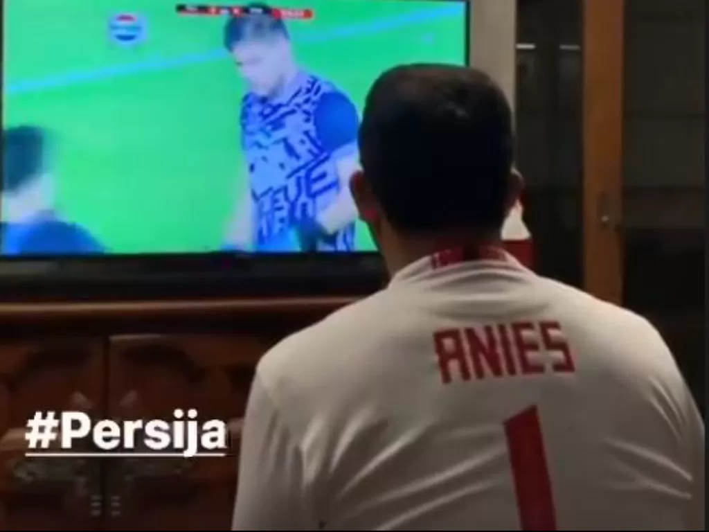 Gubernur DKI Jakarta Anies Baswedan nonton pertandingan Leg 1 Final Piala Menpora, Persija vs Persib, Kamis (22/4/2021). (Instagram/@aniesbaswedan)