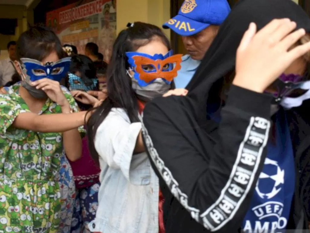 Anak-anak korban kasus prostitusi atau eksploitasi seksual anak di bawah umur saat jumpa pers di Mapolres Jakarta Utara, Senin (10/2/2020). (ANTARA/Fauzi Lamboka).