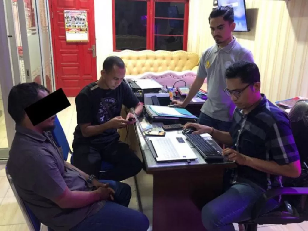 Penyidik memeriksa terduga pelaku konten provokatif di media sosial di Polres Aceh Timur (Antara)