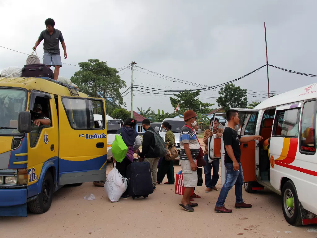 Sejumlah penumpang kapal dari Kepulauan Riau yang sedang melakukan perjalanan mudik menaiki bus (ANTARA FOTO/Aswaddy Hamid)
