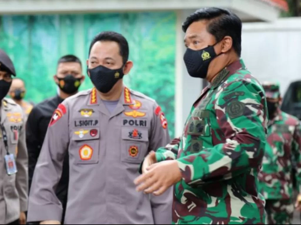 Kapolri Jenderal Pol Listyo Sigit Prabowo  (kiri) bersama Panglima TNI Marsekal Hadi Tjahjanto. (Dok. Puspen TNI)