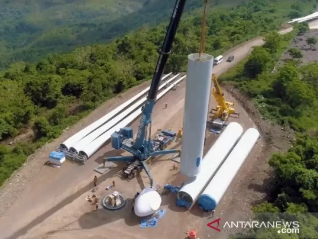 Aktivitas pembangunan pembangkit listrik tenaga angin di kawasan Geopark Ciletuh, Sukabumi, Jawa Barat. (photo/ANTARA/HO-UPC Renewables)