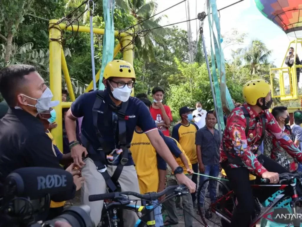 Menparekraf Sandiaga Uno menjajal wahana wisata sepeda gantung di Desa Tungkal Selatan, Kecamatan Pariaman Utara, Sumbar. (Antarasumbar/Aadiaat M. S.)