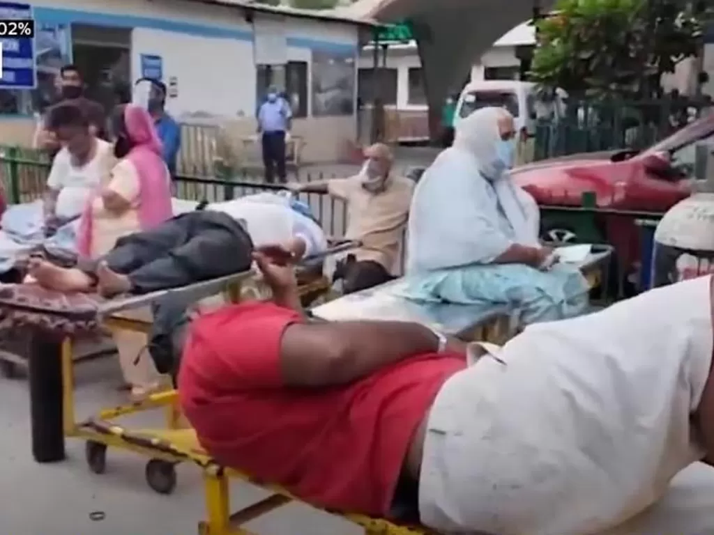 Pasien virus corona berbaring di luar rumah sakit (Sky News)