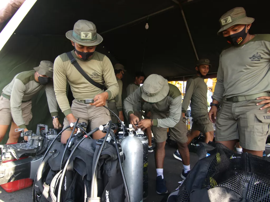 Prajurit dari satuan Yon Taifib 2 Marinir TNI AL mengecek peralatan selam (ANTARAFOTO/Budi Candra Setya)