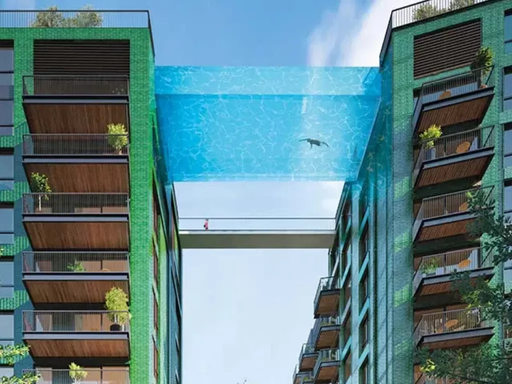 Hotel dengan kolam renang di atas balkon. (Photo/The Sun)