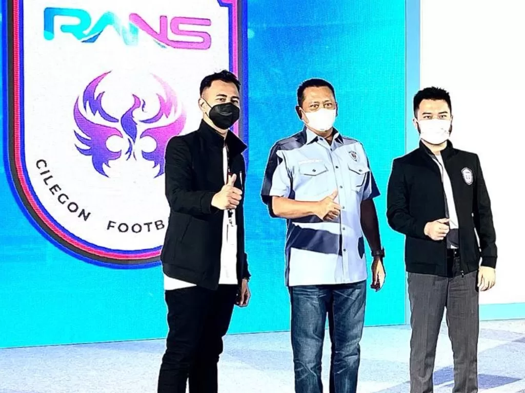 Raffi Ahma, Bambang Soesatyo, dan Ruddy Salim dalam launching tim RANS Cilegon FC (Foto: Instagram @ranscilegonfc).
