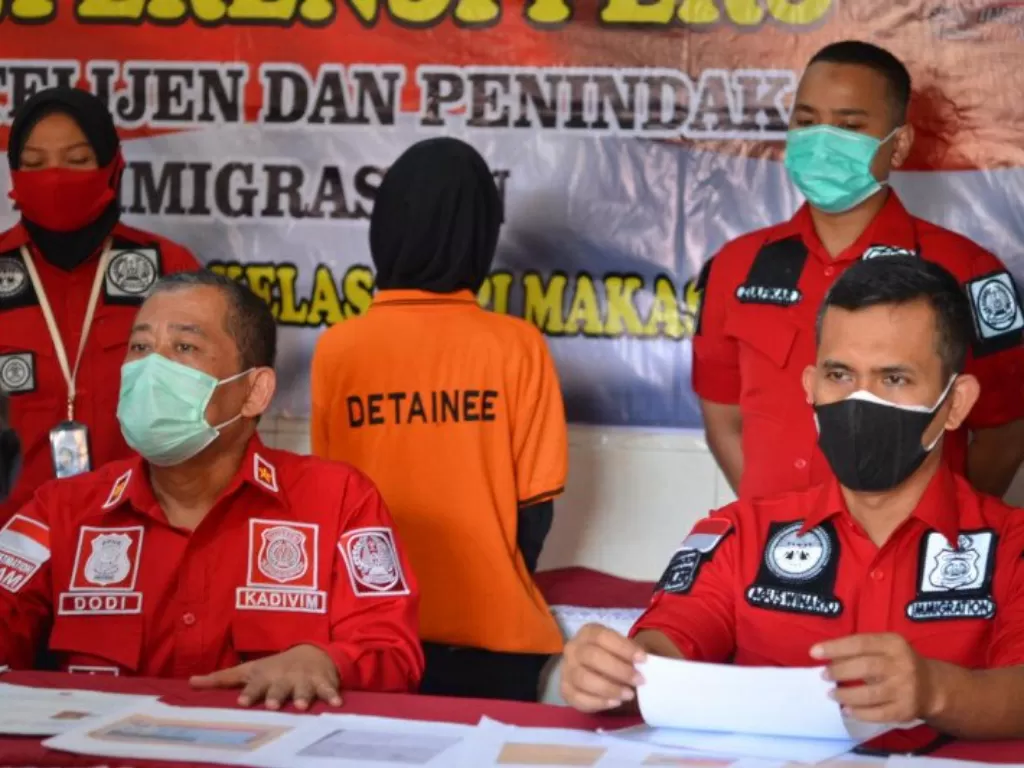  Kepala Divisi Keimigrasian Sulawesi Selatan, Dodi Karnida (kiri), di Makassar, saat mengungkap penangkapan seorang WNA dan bekerja di SPBU Gowa, Sabtu (24/4/2021). (photo/ANTARA/HO)