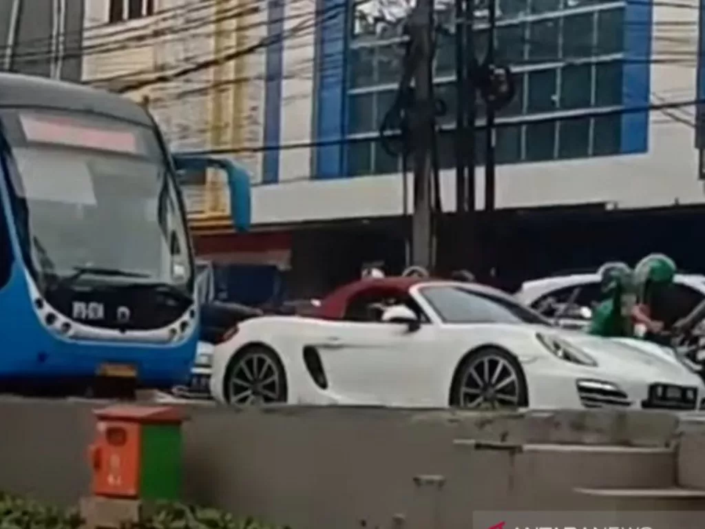 Tangkap layar video viral pengemudi sedan mewah Porsche di jalur Transjakarta di Jalan Sultan Iskandar Muda, Gandaria, Jakarta Selatan, Jumat (23/4/2021). (photo//Instagram/@Jakarta.terkini)