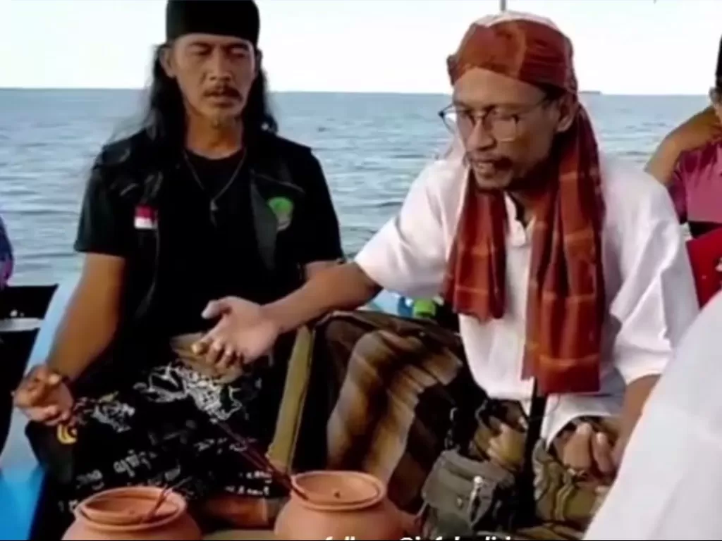 Aksi dukun Persatuan Dukun Nusantara mencari KRI Nanggala gelar ritual di tengah laut. (IG/Infokediriraya)