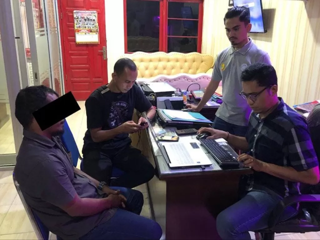  Penyidik memeriksa terduga pelaku konten provokatif di media sosial di Polres Aceh Timur, Jumat (23/4/2021). (Antara Aceh/HO/Bidhumas Polda Aceh)