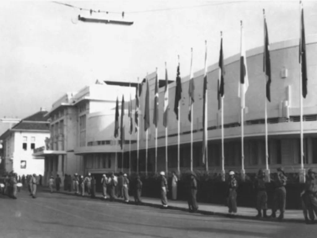 Konferensi Asia Afrika berlangsung antara 18 April-24 April 1955, di Gedung Merdeka, Bandung, Indonesia. (Wikipedia).