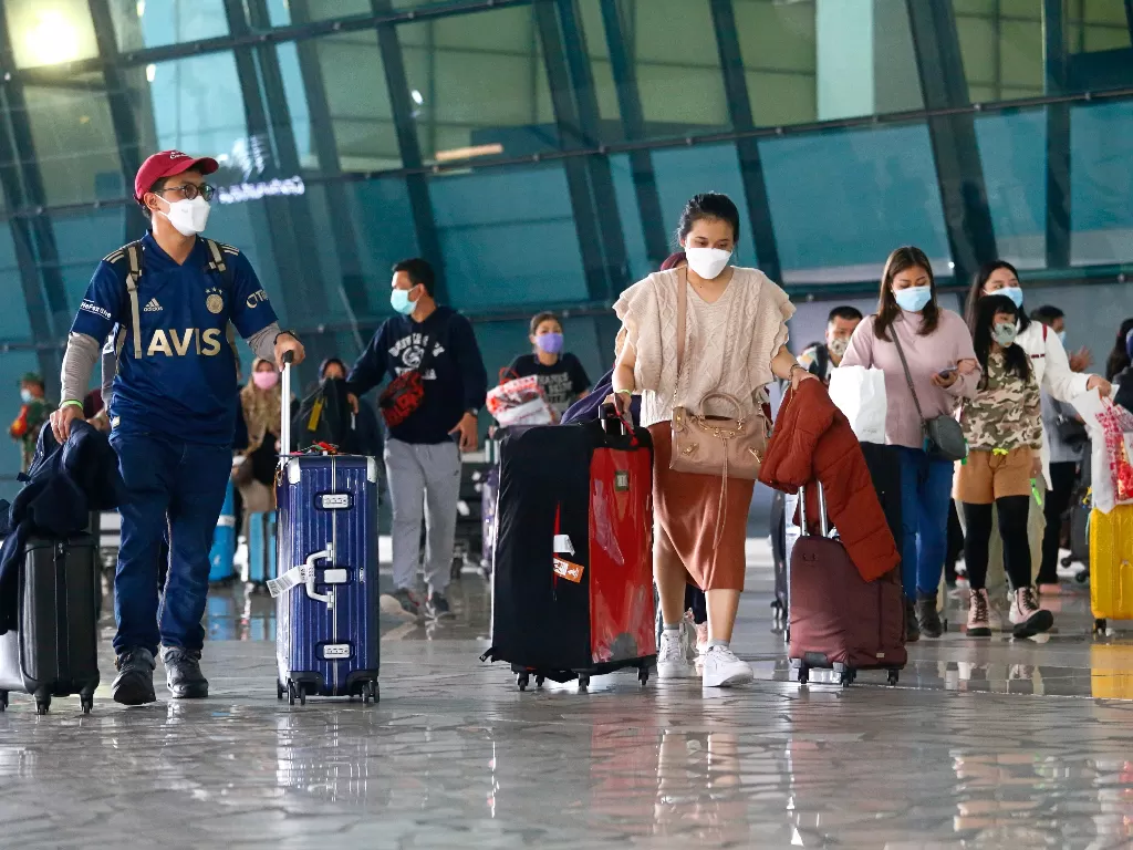  Ilustrasi. Pengunjung berjalan kaki setelah tiba di Bandara Soekarno-Hatta di Tangerang, di pinggiran Jakarta, Indonesia, 1 Januari 2021. (photo/REUTERS/Ajeng Dinar Ulfiana)