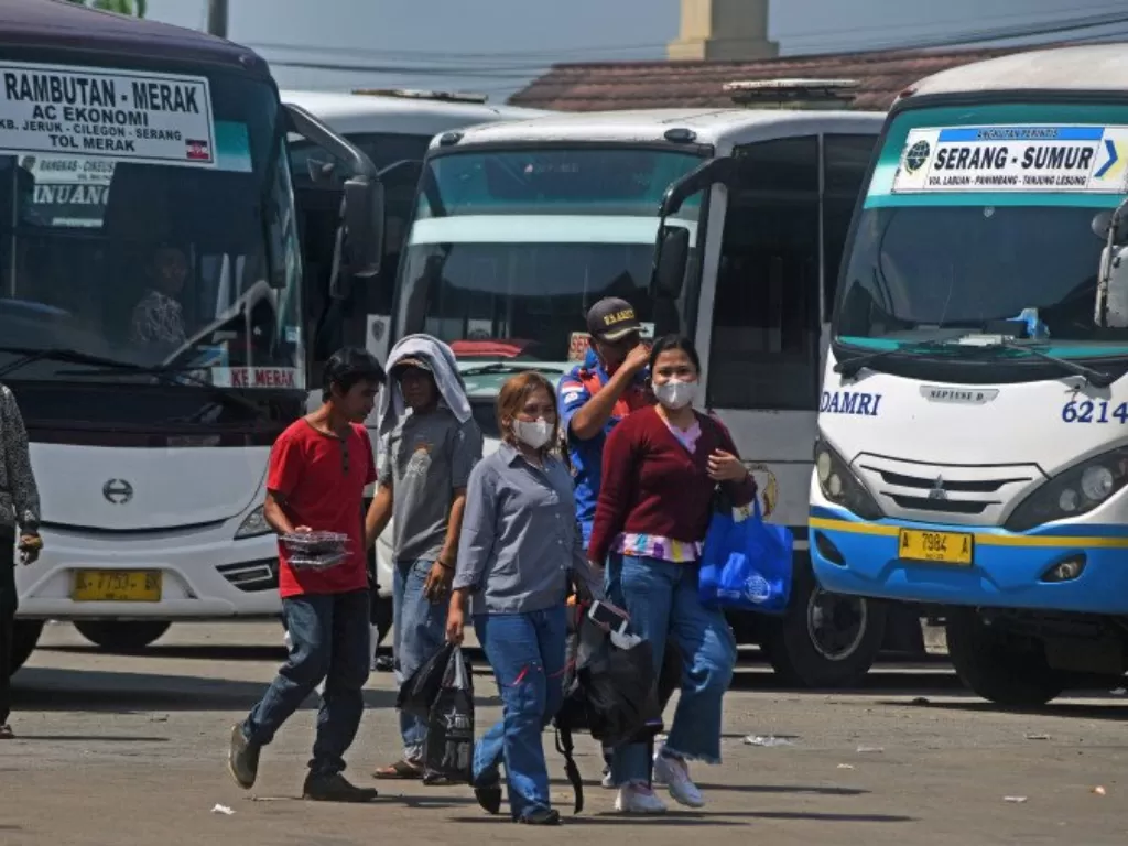 Ilustrasi: Sejumlah calon penumpang bis antar kota antar provinsi melintas di Terminal Pakupatan Serang, Banten, Jumat (23/4/2021). (ANTARA FOTO/ASEP FATHULRAHMAN) 