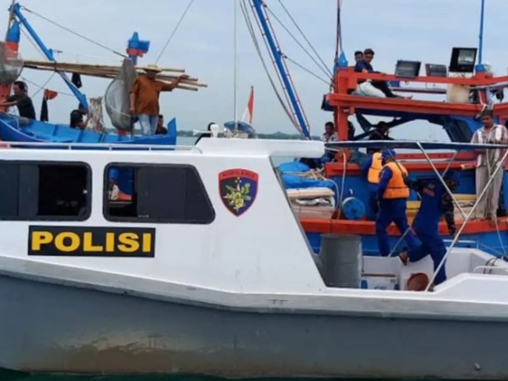 ersonel Polair Polres Aceh Timur memeriksa kapal nelayan. (Antara)