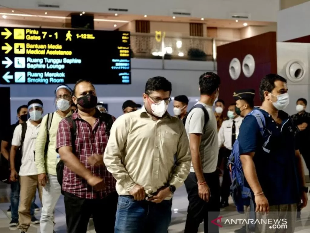 Sejumlah WN India menunggu proses pemulangan kembali ke negaranya di Bandar Udara Internasional Soekarno-Hatta, Tangerang, Banten, Minggu (25/4/2021).(ANTARA/HO-Bidang TIKIM Ditjen Imigrasi Kemenkumham RI)