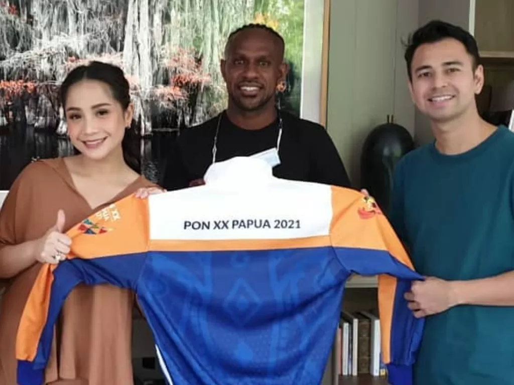 Boaz Solossa (Tengah) saat berkunjung ke kediaman Raffi Ahmad dan Nagita Zlavina untuk mempromosikan PON XX Papua 2021. (Instagram/@boazsolossa)