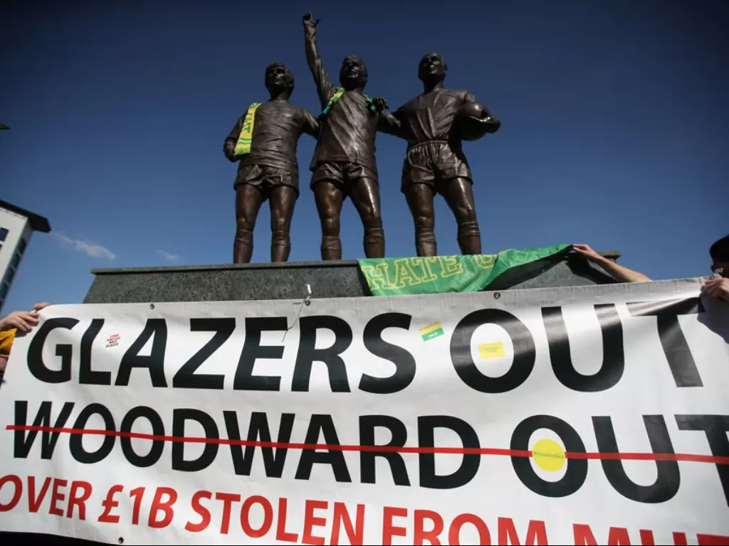 Aksi unjuk rasa para pendukung Manchester United yang meminta agar keluarga Glazer angkat kaki dari klub tersebut. (REUTERS)