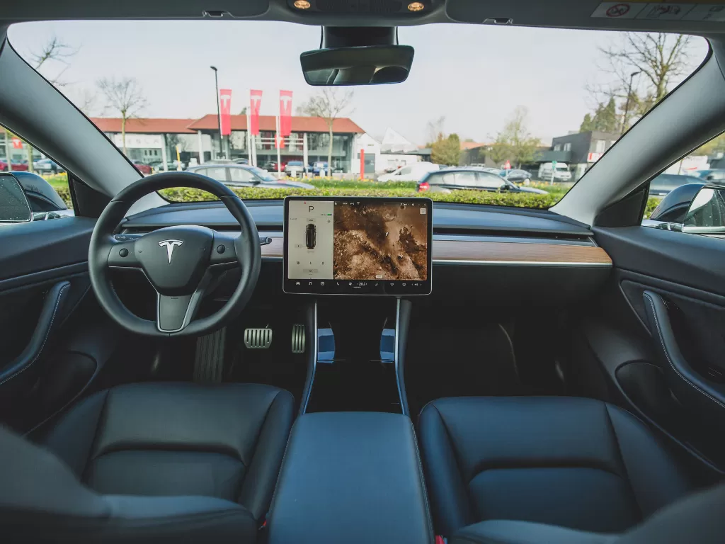 Tampilan interior dari mobil listrik buatan Tesla (photo/Unsplash/Bram Van Oost)