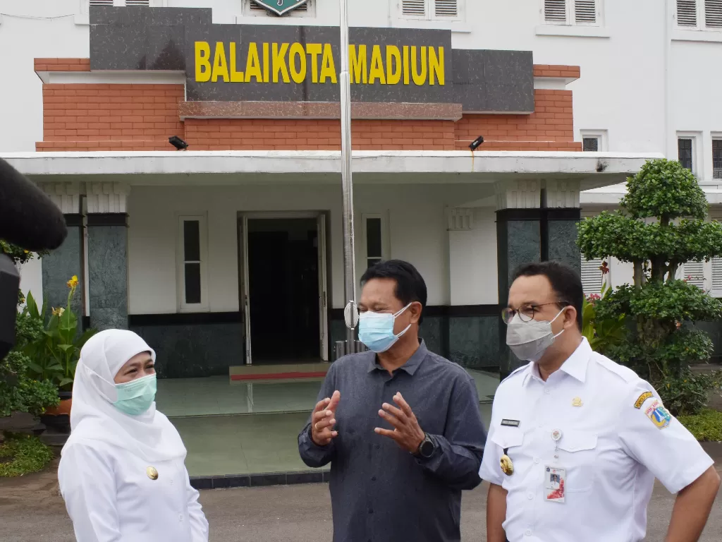 Gubernur Jawa Timur Khofifah Indar Parawansa (kiri) berbincang dengan Gubernur DKI Jakarta Anies Baswedan (kanan) dan Wali Kota Madiun Maidi (tengah). (photo/ANTARA FOTO/Siswowidodo)