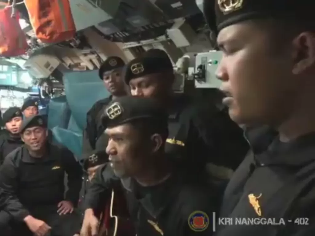 Awak kapal selam KRI Nanggala bernyanyi lagu 'Sampai Jumpa' (Twitter/@henrikrpaulsson)