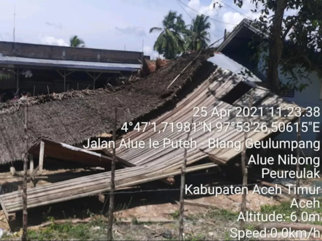 Rumah warga rusak akibat angin puting beliung di Pereulak Aceh Timur (Antara)