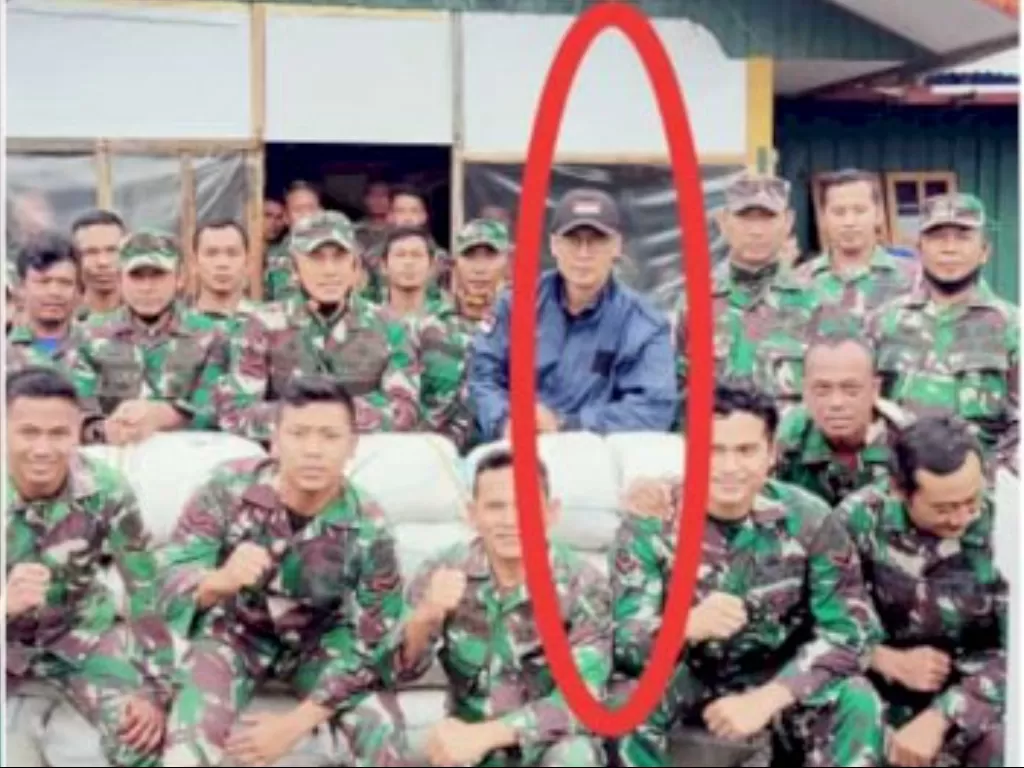 Kabinda Papua saat foto bersama prajurit TNI (Istimewa)