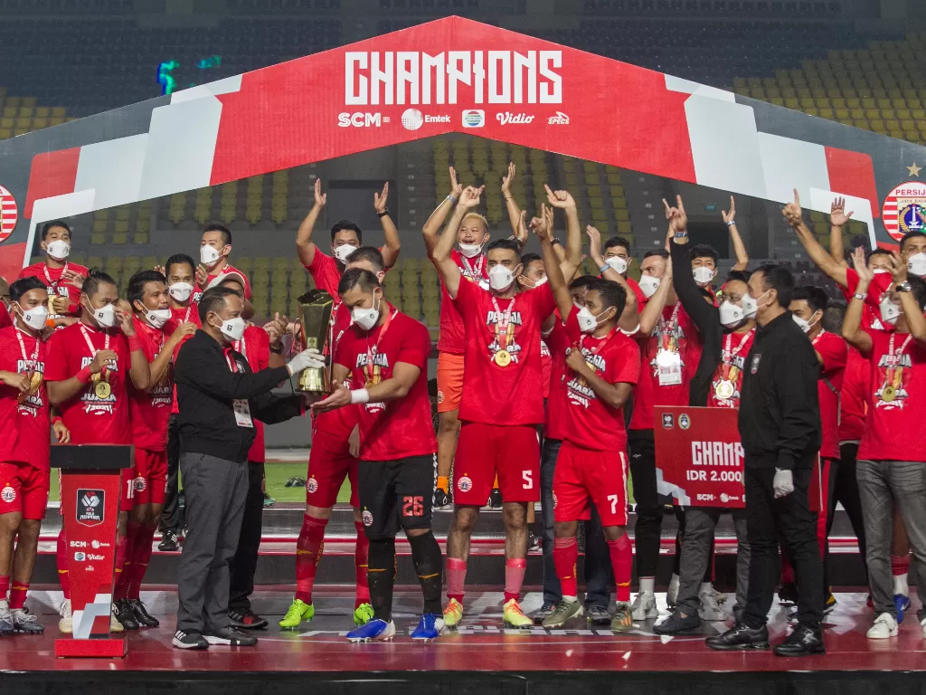 Menpora serahkan trofi juara Piala Menpora ke skuat Persija ( ANTARA FOTO/Mohammad Ayudha/aww.)