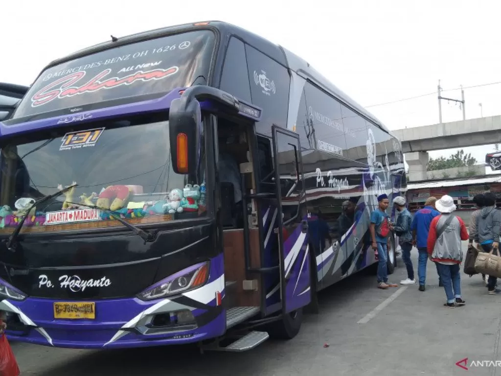  Suasana pergerakan penumpang di Terminal Bus Lebak Bulus saat periode pengetatan arus mudik di Jakarta Selatan, Senin (26/4/2021). (ANTARA/Dewa Ketut Sudiarta Wiguna)