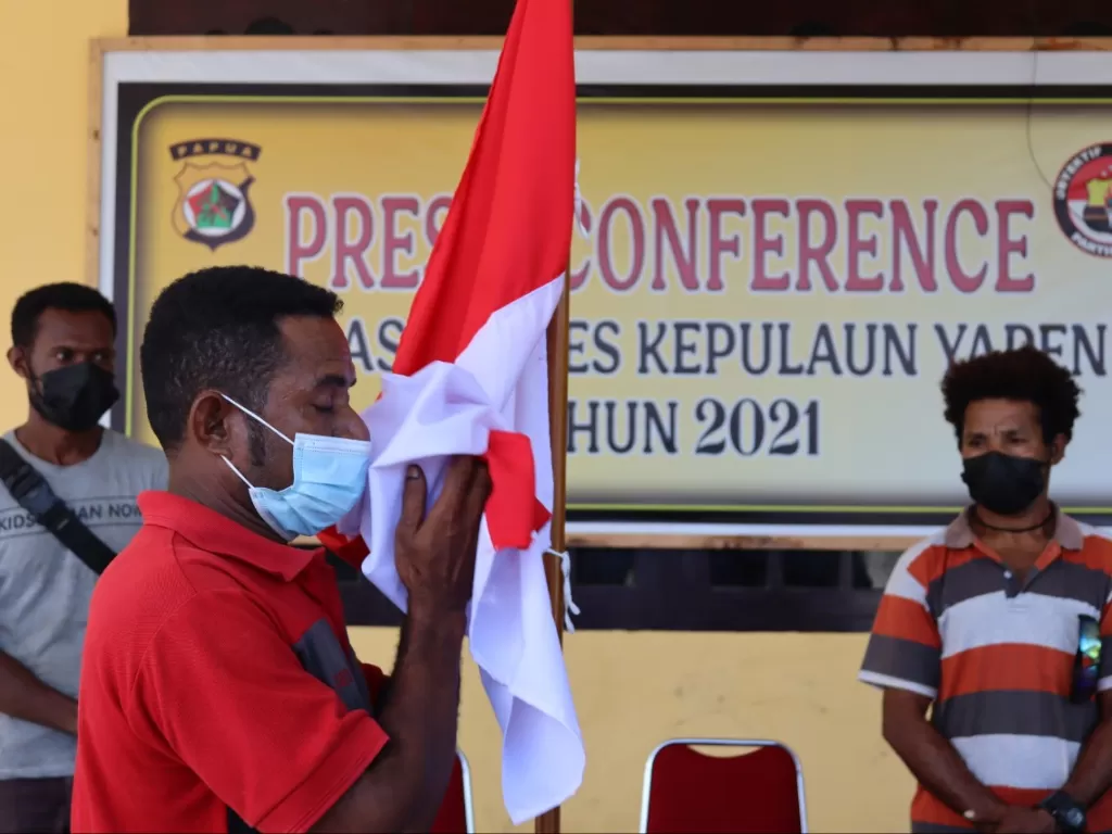 Lima eks KKB gabung ke NKRI. (Dok. Humas Polda Papua)