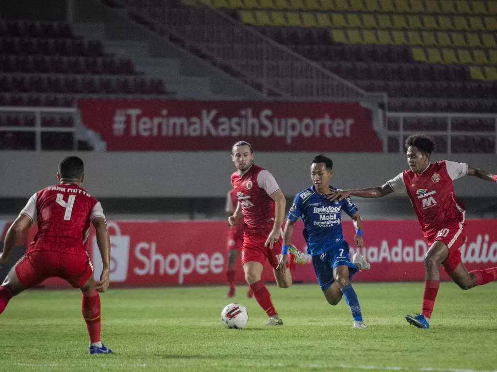 Pemain Persib Bandung Beckham Putra (kedua kanan) berusaha melewati pemain Persija Jakarta Baif Fatari (kanan) dan Marc Klok (ketiga kanan) pada pertandingan leg dua Final Piala Menpora di Stadion Manahan, Solo, Jawa Tengah, Minggu (25/4/2021). (ANTARA FO