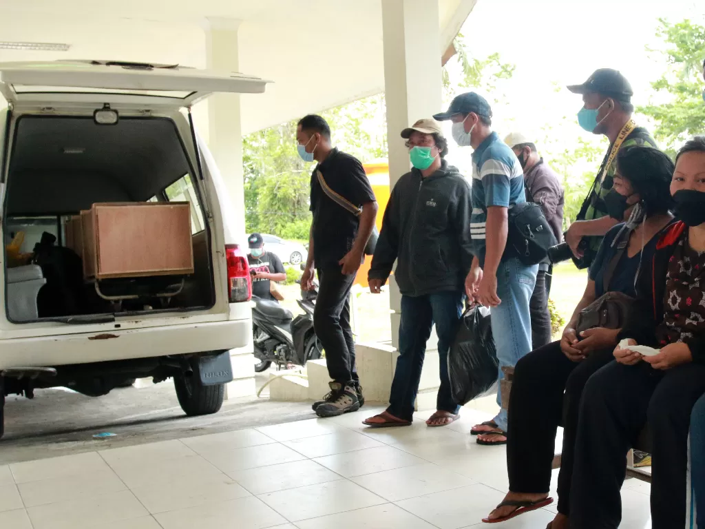 Jenazah guru sekolah dasar Oktovianus Rayo yang meninggal akibat ditembak oleh kelompok kriminal bersenjata (KKB) tiba di kamar jenazah RSUD Mimika, Papua, Sabtu (10/4/2021). (ANTARA FOTO / Sevianto Pakiding/wpa/aww.)