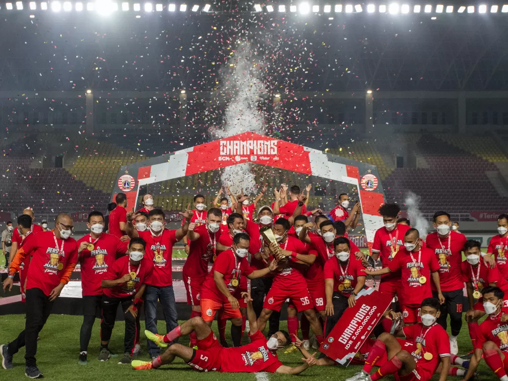 Pemain Persija mengangkat trofi Piala Menpora usai mengalahkan Persib Bandung pada pertandingan leg dua final Piala Menpora di Stadion Manahan (ANTARA FOTO/Mohammad Ayudha/aww.)