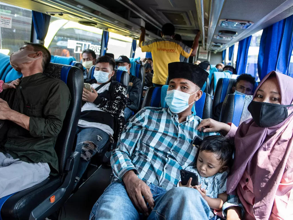 Sejumlah penumpang dengan mengenakan masker duduk di dalam bus (ANTARA FOTO/M Risyal Hidayat)