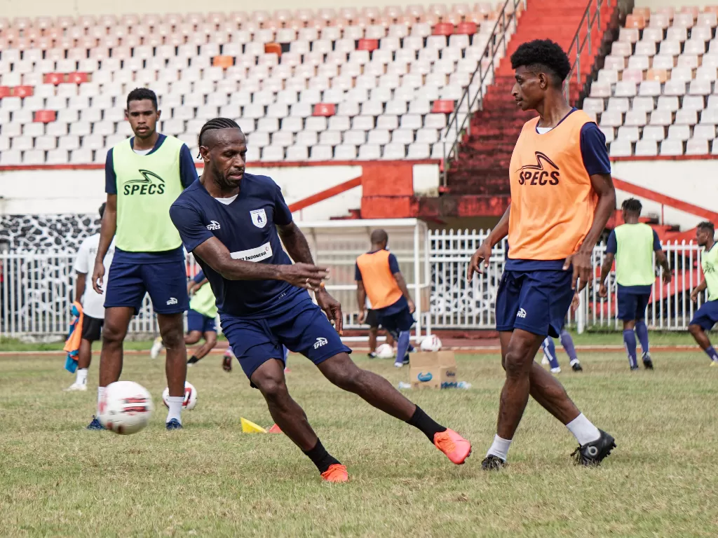 Pesepak bola Boaz Solossa (tengah) mengikuti latihan di Stadion Mandala Jayapura, Papua, Rabu (21/4/2021). (ANTARA/Indrayadi)