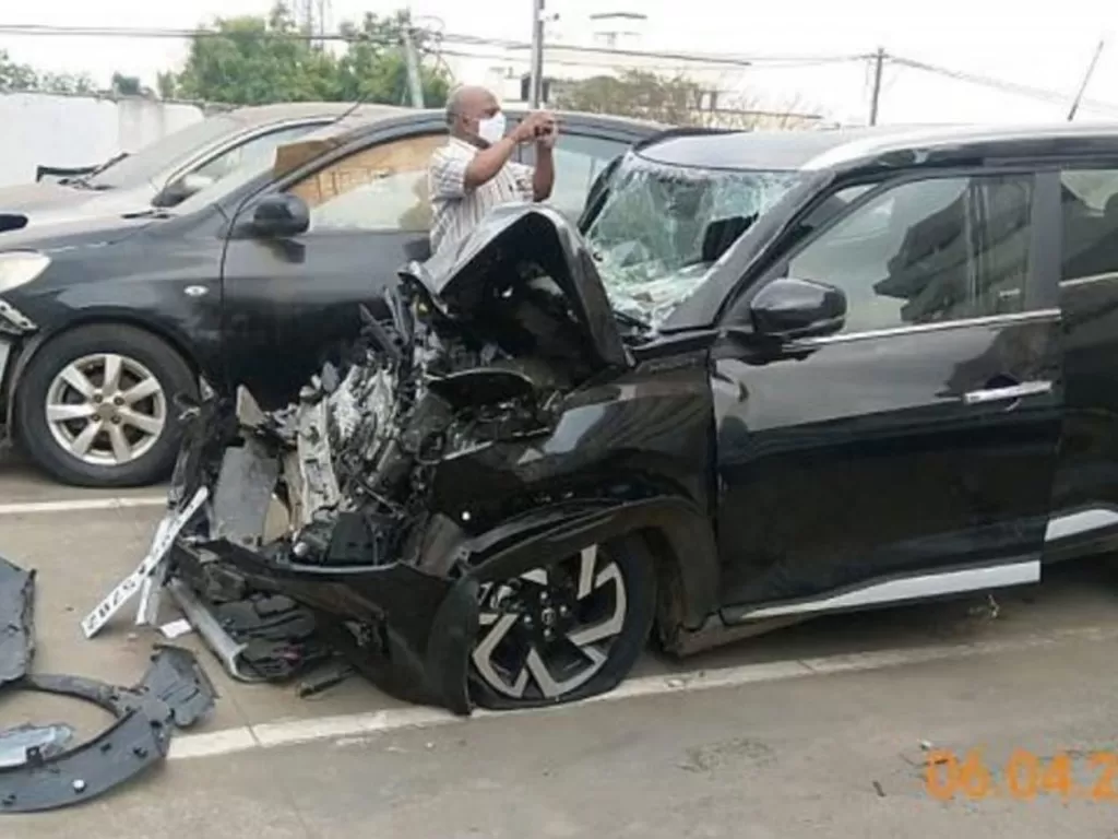 Tampilan mobil Nissan Magnite yang hancur karena kecelakaan (photo/Gaadiwaadi)