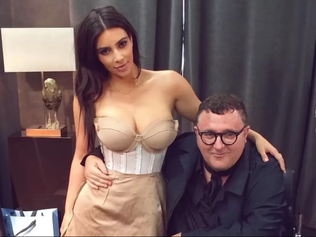 Kim Kardashian dan Alber Elbaz. (Instagram/@kimkardashian)