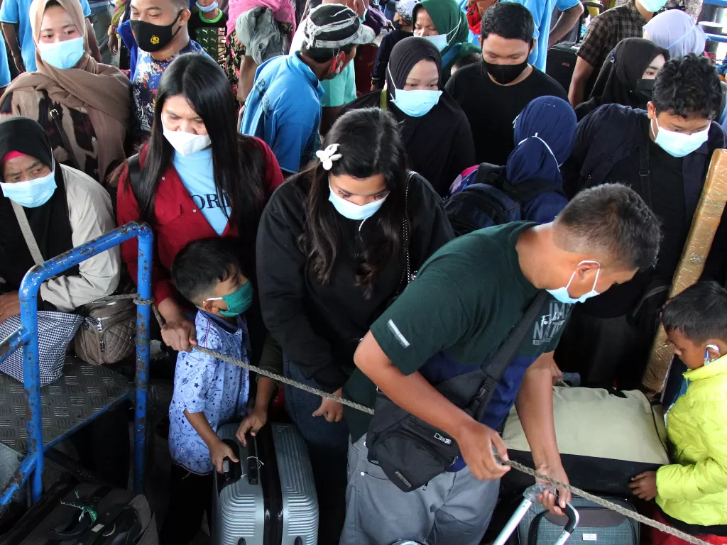Sejumlah pemudik dari Kepulauan Riau mengantre untuk mengambil bagasi miliknya (ANTARA FOTO/Aswaddy Hamid)