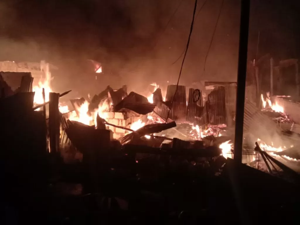 Insiden kebakaran yang menghangukan sembilan rumah di Kelurahan Awiyo , Distrik Abepura, Papua. (Dok. Humas Polda Papua)